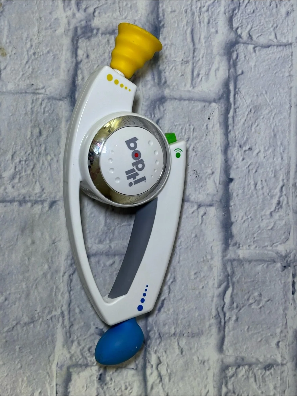 Bop It Talking Handheld Electronic Reflex Game White 2008 Hasbro Shout Out Works